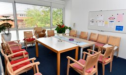 Konferenzraum mit Stühlen und Tischen | © Caritasverband der Erzdiözese München und Freising e.V.