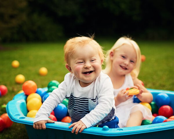 Zwei lachende Kinder im Bällebad | © PeopleImages